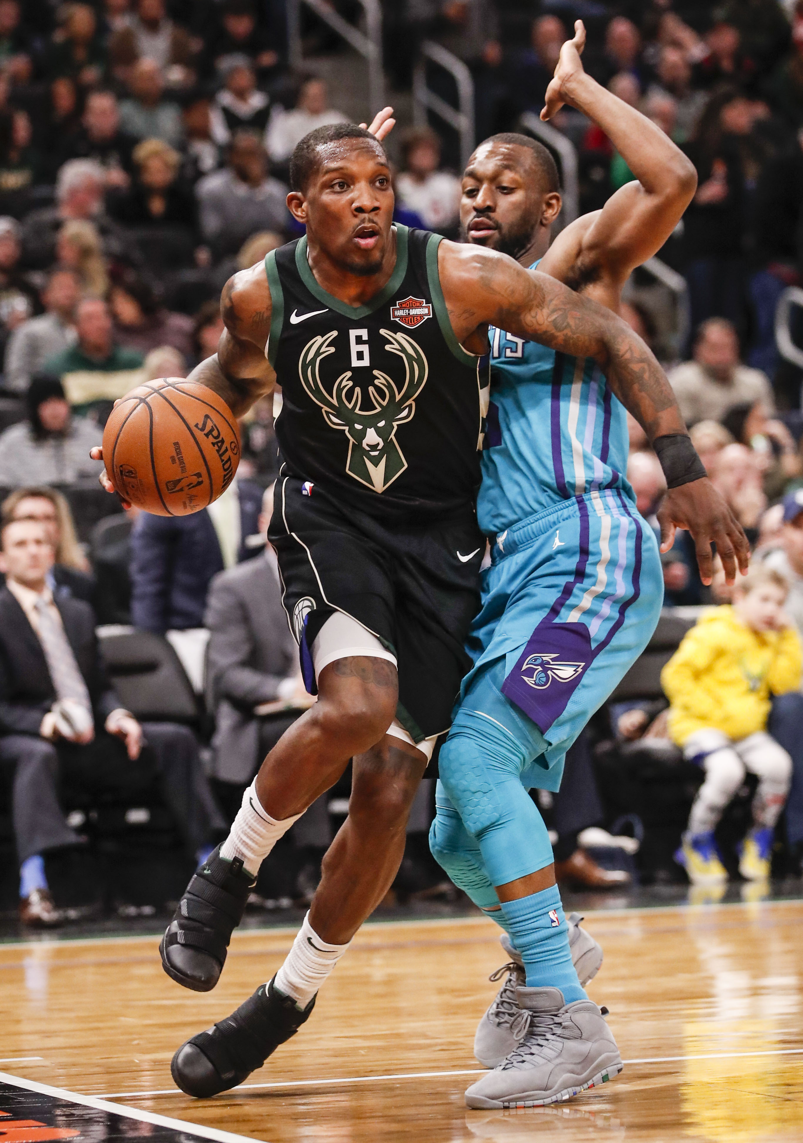 米乐- 今晨密尔沃基雄鹿更衣室发声法兰克福遗憾出局备战NBA常规赛，媒体一致点评：瓦伦西亚赛后状态回暖